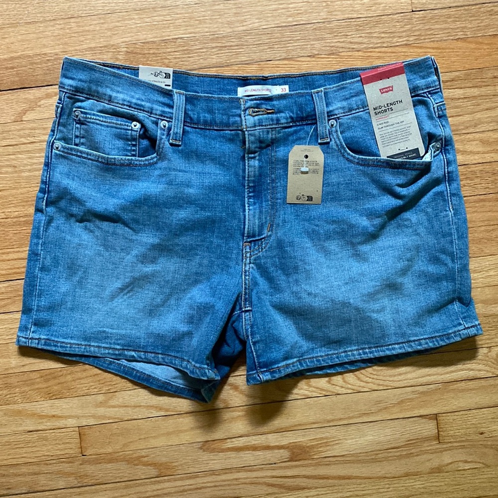 Unworn Levi’s Mid-Length Shorts 33